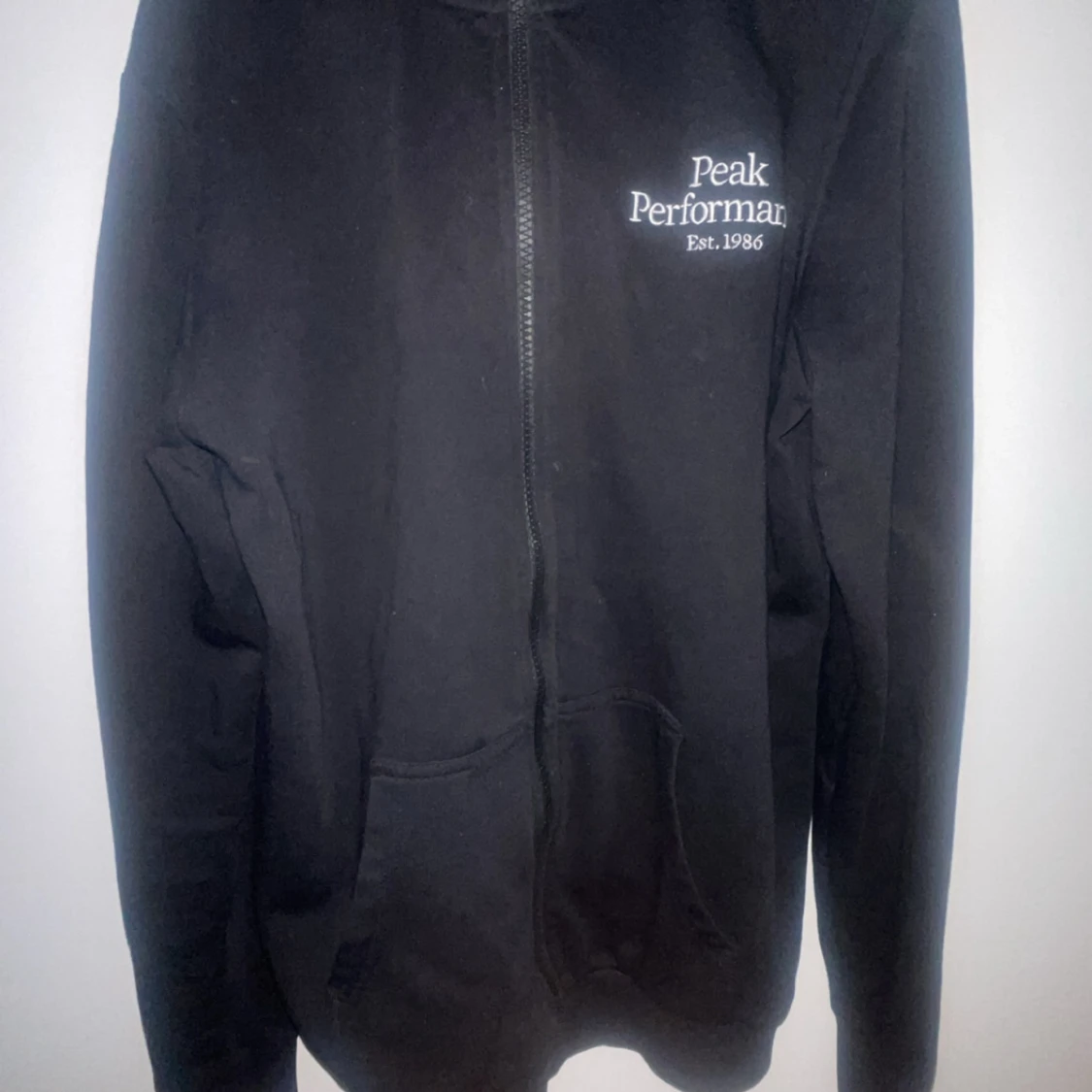 Svart hoodie från Peak Performance