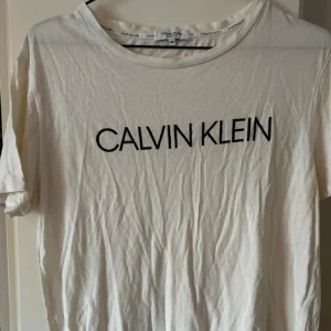 Vit CK T-shirt - En snygg basic Calvin Klein t-shirt, väldigt använd därav det låga priset 💕
