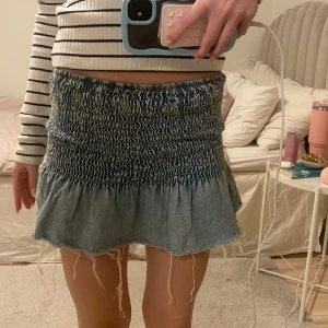 Blå smockad minikjol i denim - Jättesöt jeanskjol från ginatricot, säljer då den inte kommer till användning🩷🩷strl S men passar även bra på mig som vallgtvis har strl XS, men den är stretchig