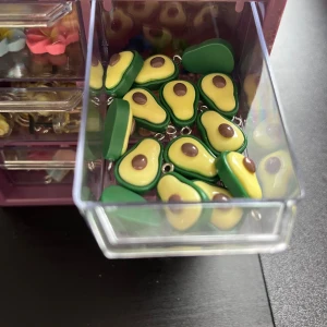 Avokados 🥑 - Säljer söta örhängen formade som avokadohalvor i grönt och gult med brun kärna. Perfekta för dig som vill ha något lekfullt och färgglatt till din stil.🥑