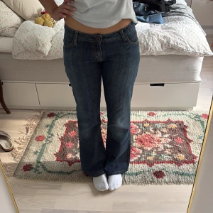 Bootcut jeans från Miss Sixty - Säljer ett par  jeans från Miss Sixty med bootcut-modell och väldigt låg midja. Köpt secondhand och säljer då jag tycker de bli något korta på mig som är 170cm lång. Står size 30, men skulle säga att de passar en S i midjan. Hör av dig vid frågor😊