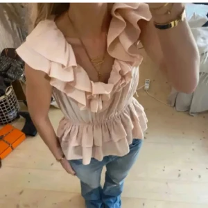 H&M rosa volang topp  - INTRESSEKOLL! På min trendiga volang topp från H&M som är väldigt eftertraktad. Står storlek 42 i men passar mig som bär XS/S, inte min bild men om någon är intresserad så kan jag skicka egna bilder! 