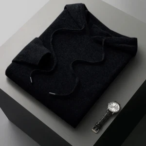 Kashmir hoodie  - Lyxig svart hoodie i 100% kashmirull – storlek S Säljer denna stilrena hoodie i äkta kashmirull – supermjuk, varm och otroligt bekväm. Passar perfekt för dig som vill ha en minimalistisk och lyxig look.  ✔️ Storlek: S ✔️ Färg: Svart ✔️ Material: 100% kashmir ✔️ Nypris: 1 700 kr 💸 Mitt pris: 499 kr  Hoodien är i toppskick och knappt använd. Ett riktigt kap för dig som uppskattar kvalitet och komfort.  📦 hör av dig vid frågor!