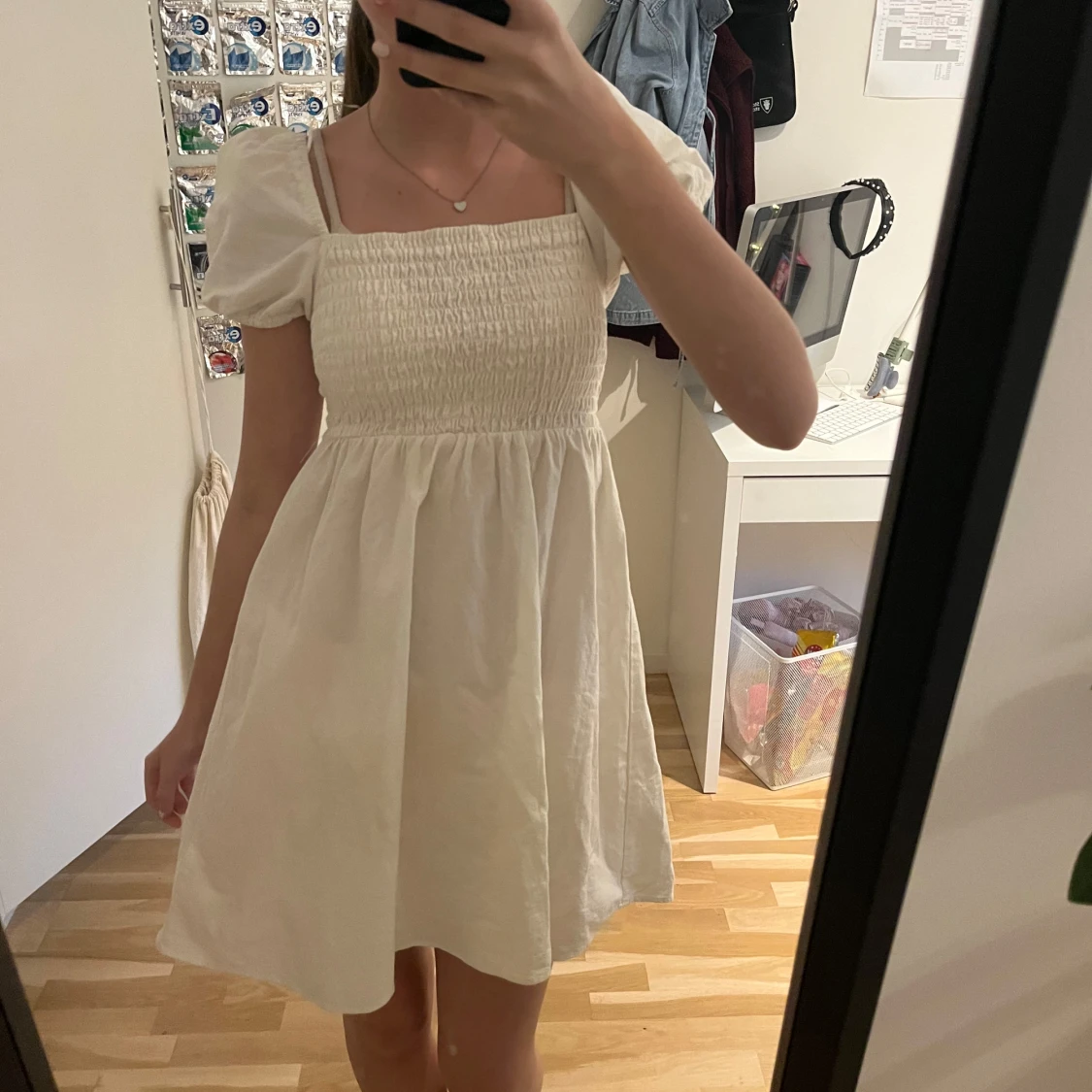 Vit kort puffärmad klänning från H&M Divided - 1