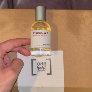 Altman 220 extrait de parfum från One Bold Chemist - Altman 220 är en exklusiv extrait de parfum från One Bold Chemist. Flaskan är genomskinlig med en silvrig metallkork och enkel vit etikett med röd och svart text. Parfymen har en modern och minimalistisk design som passar perfekt i samlingen.