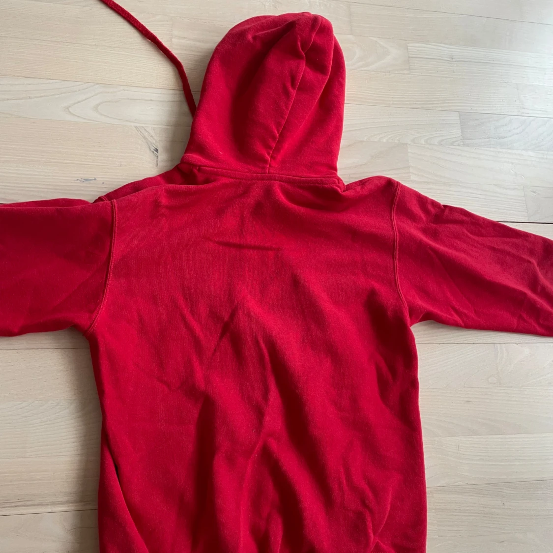 Röd hoodie med pärlor - 2