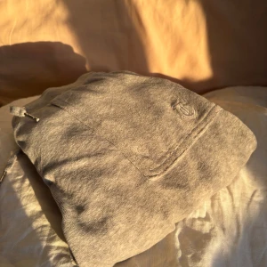 Grå mjukisbyxor från Juicy Couture -  Grå mjukisbyxor från Juicy Couture säljer pågrund av att dem inte kommer till användning och är i mycket bra skick och har inga skador alls! Storlek 12/13💕