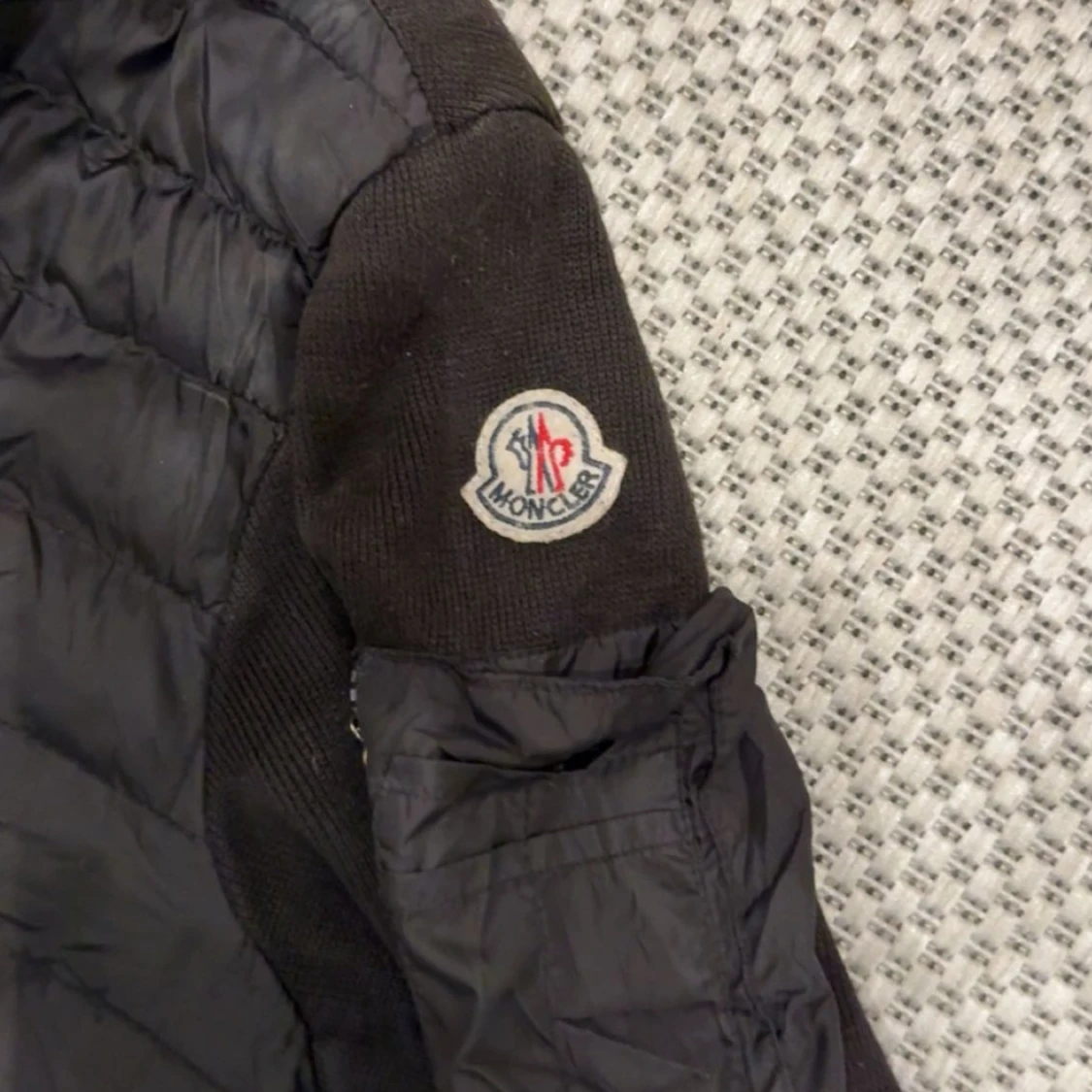 Svart pufferjacka med huva från Moncler - 1