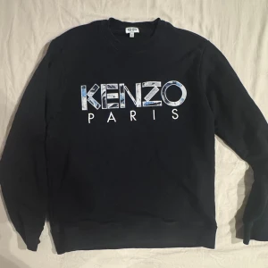 Svart sweatshirt från Kenzo - Säljer en svart sweatshirt från Kenzo, storlek S. Sparsamt använd