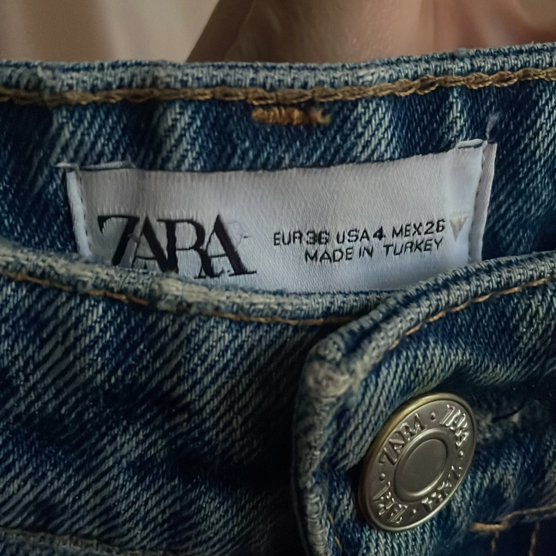 Blå vida jeans med slitningar från Zara - 2