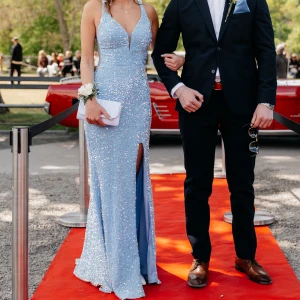 Ljusblå balklänning  - Säljer nu min glittriga, ljusblåa balklänning.  I fint skick, med snörning i ryggen🩵