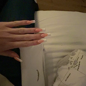 Gelénaglar Sthlm 150-250kr💕 - Nageltjej i Stockholm-Vallentuna📍.            Priser: 150kr för lätt design, 200/250kr för avancerad design. Kontakta privat för att boka tid.