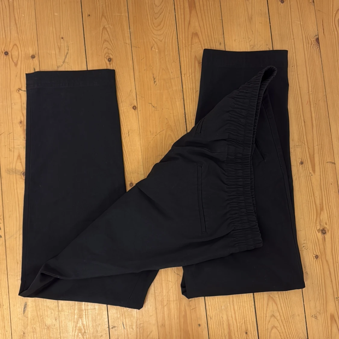 Svarta byxor med resårmidja från H&M - 1