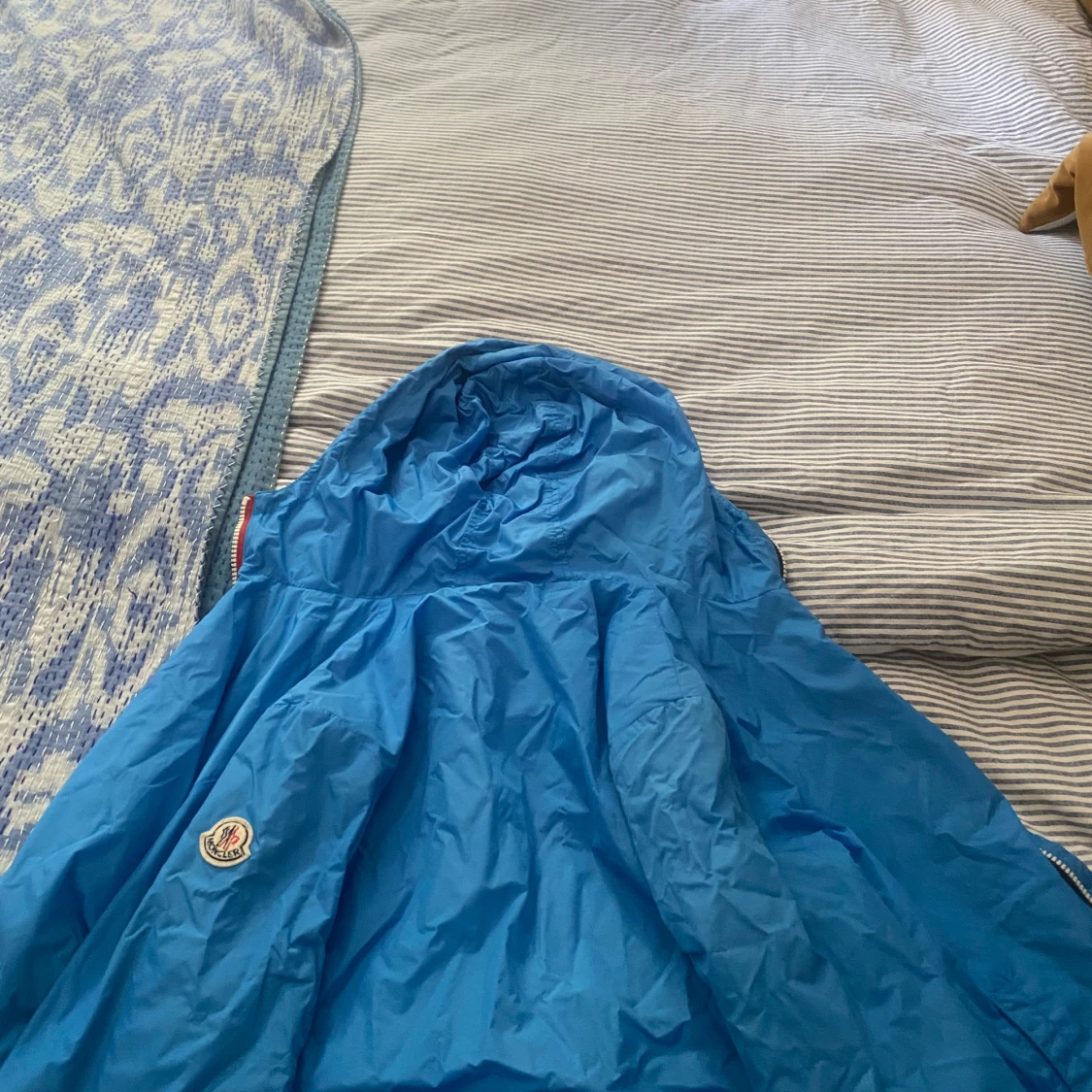 Blå vindjacka från Moncler