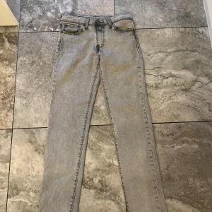 Ljusgrå Levi's 511 29/32 - Levi’s 511 slim fit i mycket bra skicka sällan använda storlek 29/32