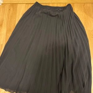 Svart plisserad kjol  - Svart kjol ifrån Hm, storlek XS🦋
