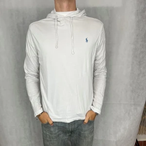 Raffe hoodie  - Skön hoodie från Ralph Laurent i toppskick! Modellen på bilden är 185 och bär storlek M