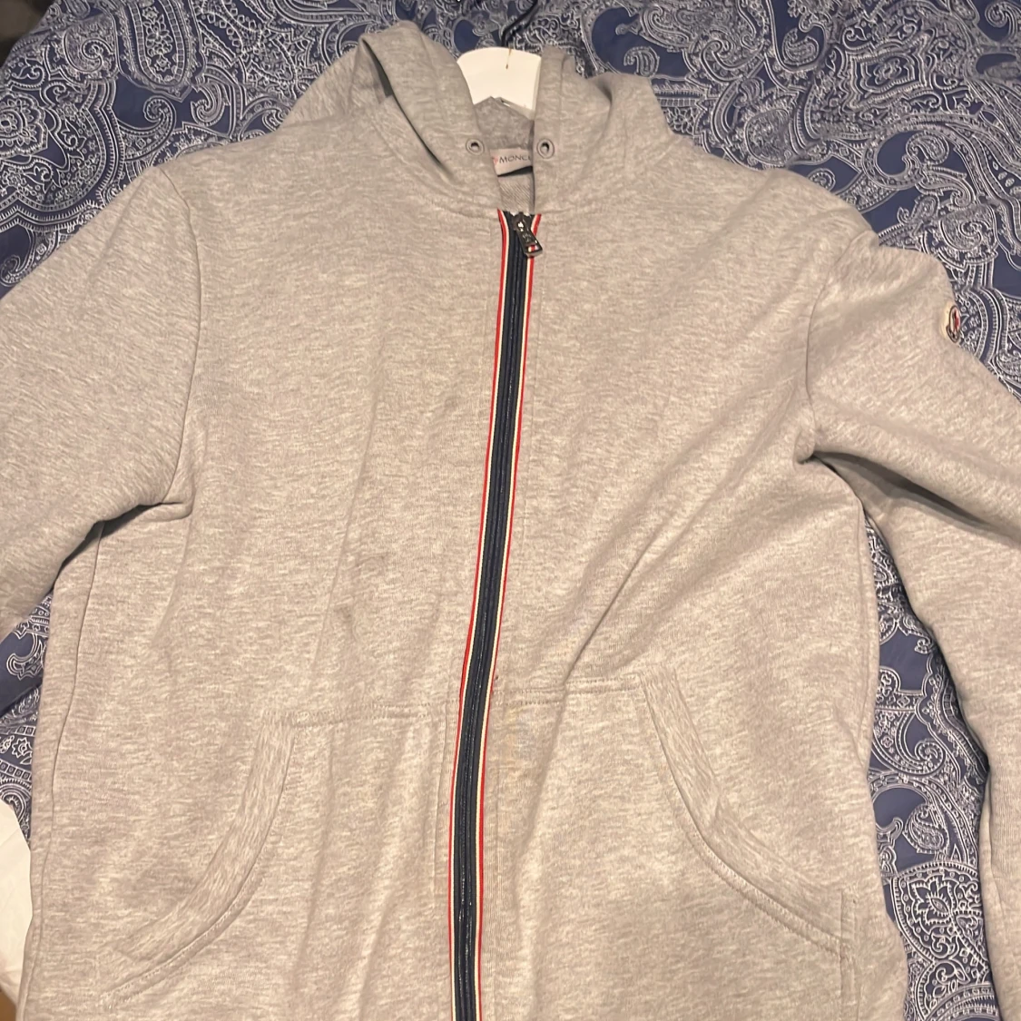 Grå kofta med dragkedja från Moncler