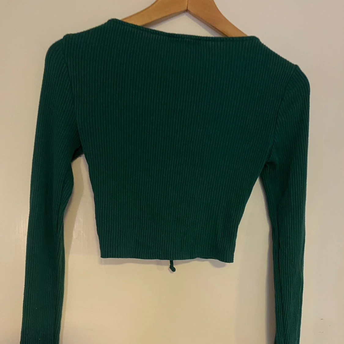 Grön ribbad croppad topp med knyt - 2