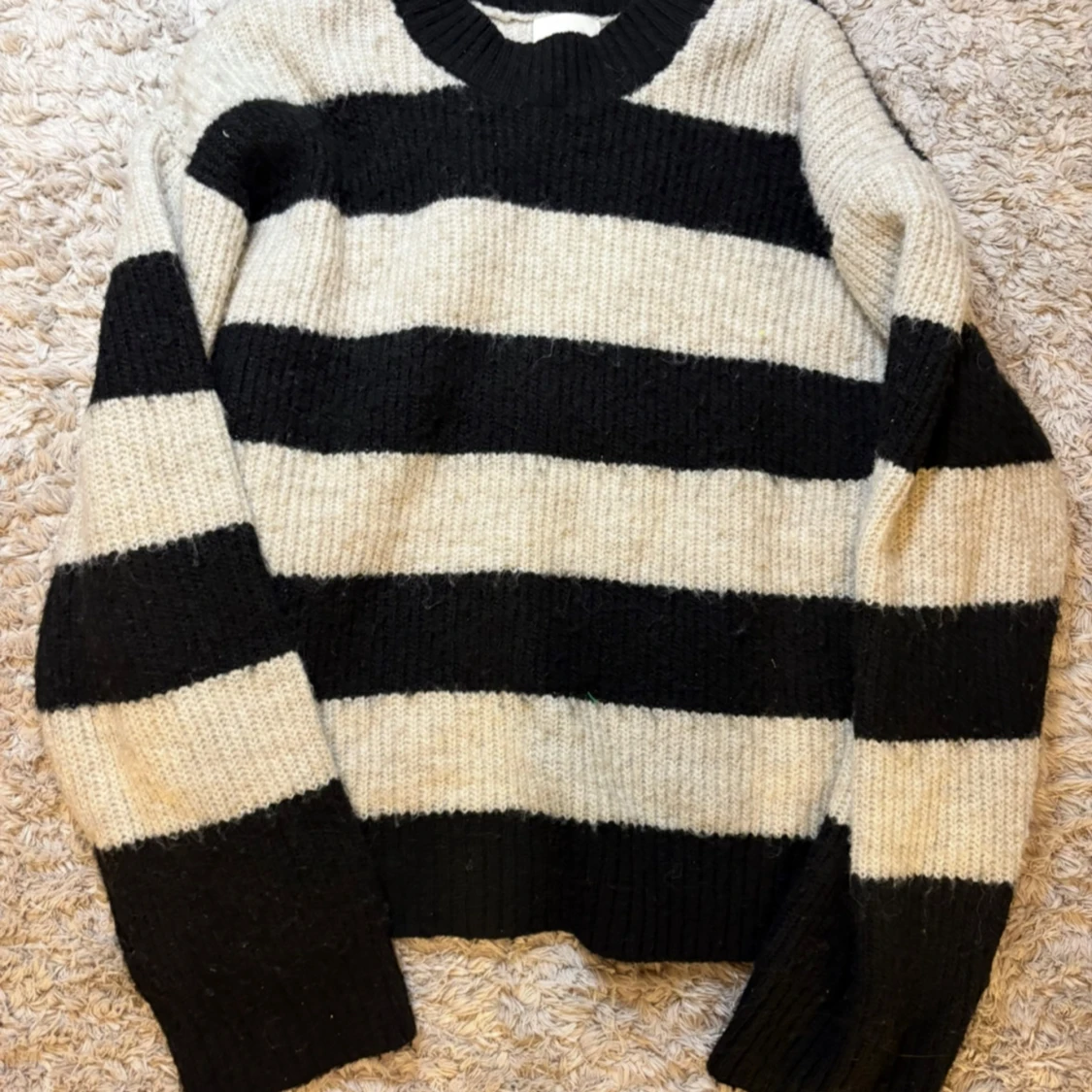 Randig stickad tröja i svart och beige - 4