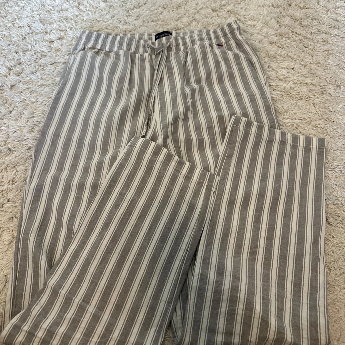 Randiga linnebyxor från Lexington