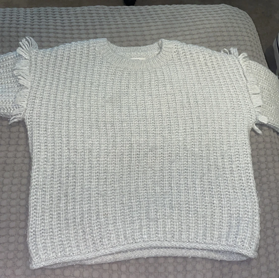 Vit stickad tröja med fransar - 2