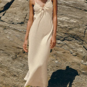 Vit Midiklänning med smala axelband - Jättefin klänning från Zara i strl s, endast testat, prislappen sitter kvar! Skulle säga att den är normal i strl. Perfekt till midsommar, jättefin i ryggen då den är delvis öppen. Den blev slutsåld direkt! Säljer för 499kr