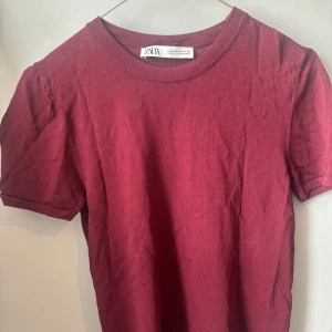 Vinröd t-shirt från Zara - Säljer denna jättefina vinröda tröja från Zara som är för liten. 