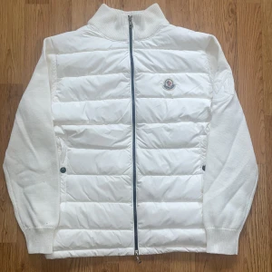 Moncler cardigan - Vit cardigan aldrig använd, helt ny kommer med paket. Passar för dig som har S och M