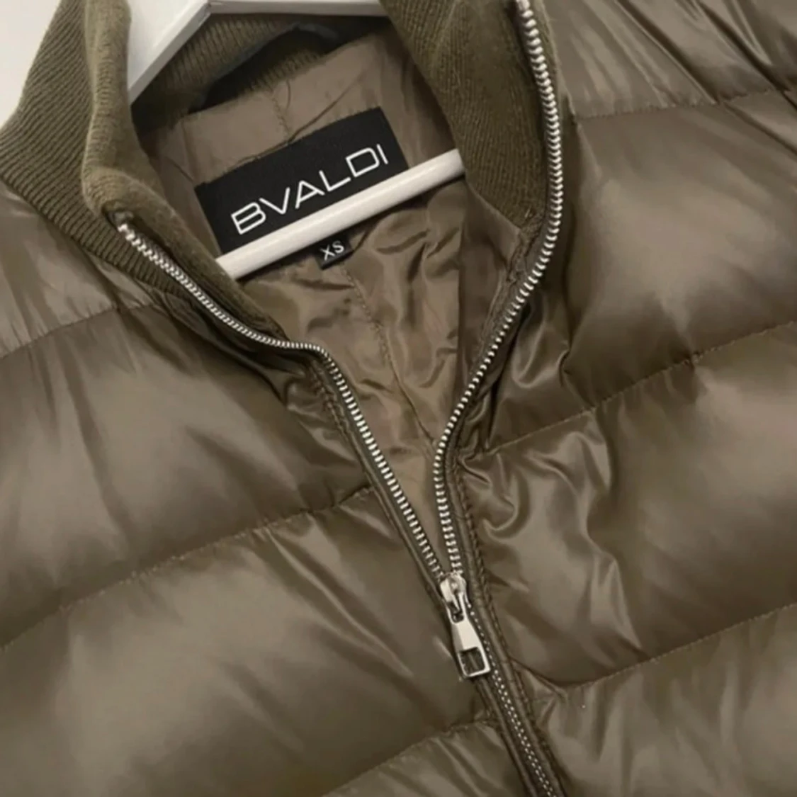 Olivgrön pufferjacka från Bvaldi - 2