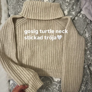 Beige stickad polotröja - Supermysig beige stickad polotröja med grov ribbstickning och croppad passform. Tröjan har lång ärm och hög polokrage som ger en extra cozy känsla. Tröjan är inte alls sticksig eller obekväm💞jättemysig och inte tight sittande på kroppen💞