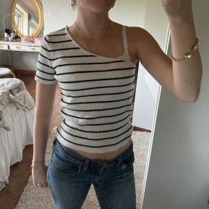 Vit och svart randig ribbad topp - One schoulder topp som är randig!💕