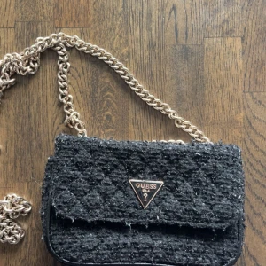 Svart axelväska från Guess - Säljer en svart väska från guess 💗