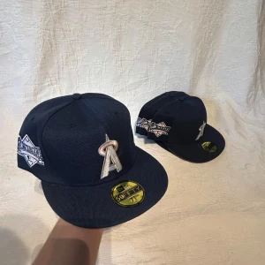 New era keps - Fet new era keps. Helt nya aldrig använda. FejK!!! Strl: (7-1/8 / 56.8 såld).   (7-1/4 / 57.7cm såld)     (7-3/8 / 58.7cm).     (7-1/2 / 59.6cm) De finns även flera modeller på min sida. 