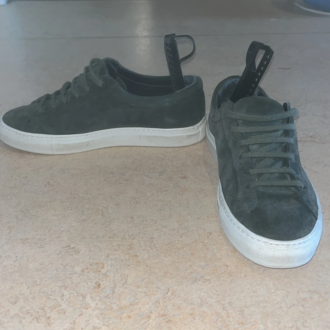 Gröna sneakers från Axel Arigato i mocka - 2