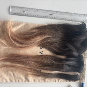 Rapunzel Premium Hazelnut Ombre  - Ca 45+ centimeter. Ca 100-120 gram. Tjockt över hela. Clip ins. Går att ta av. Perfekt skick sällan använda 