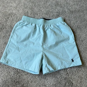 Ljusblå shorts från Polo Ralph Lauren - Ljusblåa badbrallor från Ralph Luren. Vid frågor är det bara att höra av sig. 