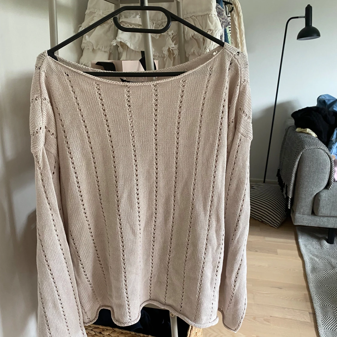 Beige stickad tröja med hålmönster - 3