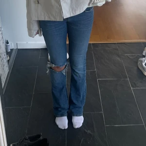 Blå LTB jeans med slitningar🥰🥰 - Säljer ett par blå bootcut jeans med slitningar vid knäet. Från ltb men gjort hålet själv. Säljer då det inte kommer till använding längre🤗🤗🩷