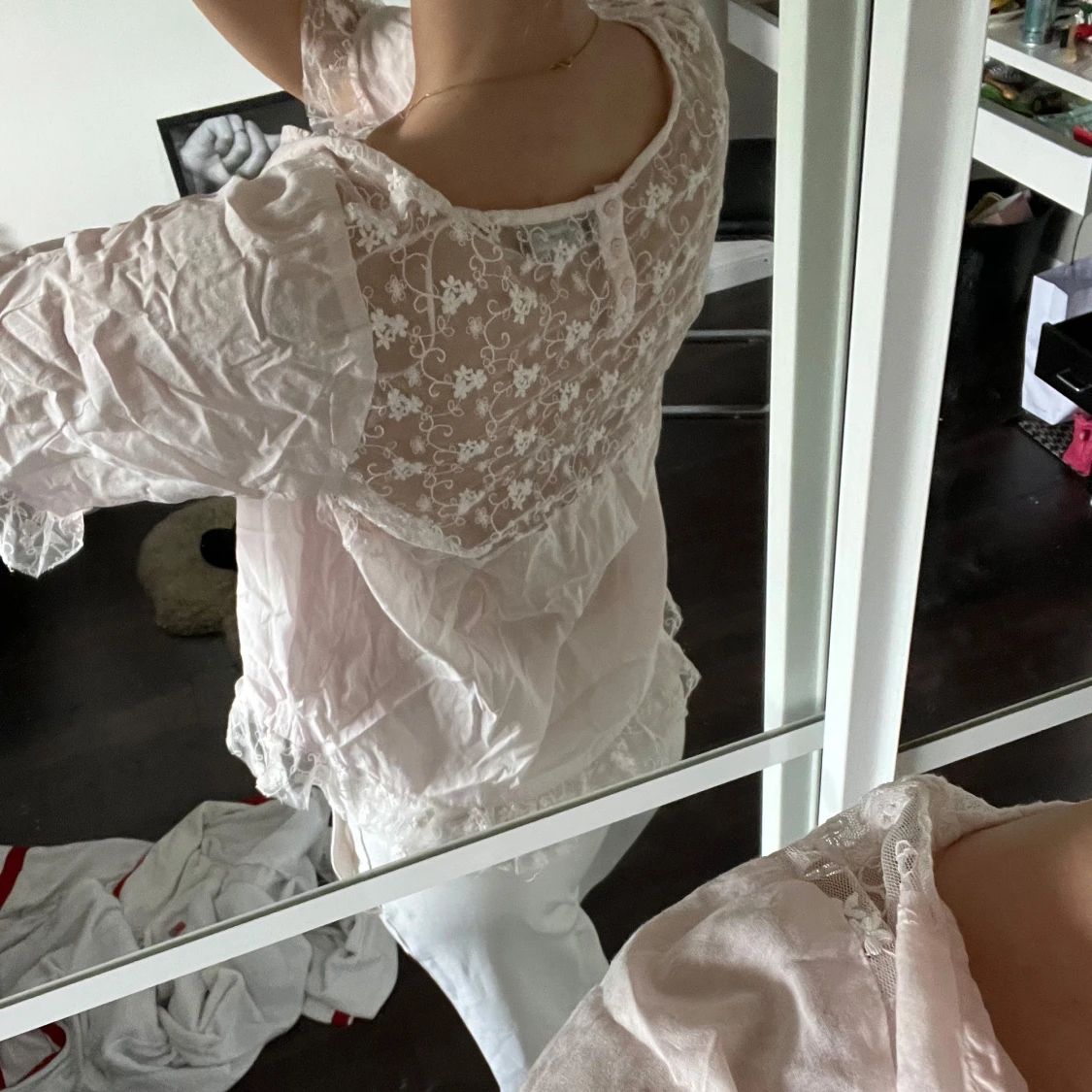 Babyrosa blus med spetsdetaljer - 2