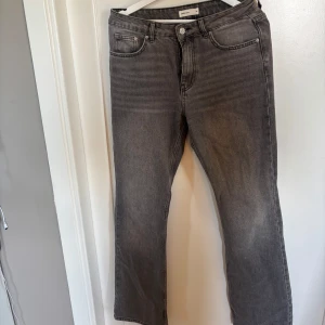 Grå jeansbyxor från Perfect Jeans - Säljer ett par grå jeansbyxor från Perfect Jeans i klassisk femficksmodell. Byxorna har raka ben och normal passform, med knapp och dragkedja framtill. Perfekta till vardags för en avslappnad stil.