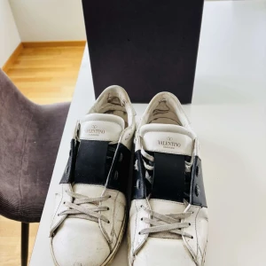 Valentino open - Valentino opens i storlek 41,5 passar 42. Bra skick men syns att de är använda, därav priset. Skriv vid funderingar!