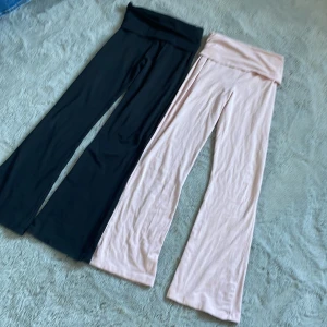 2 par yoga pants  - Två par yoga pants från XOXO Friends, ett par svarta och ett par ljusrosa. Båda är i storlek 158/164. Modellen är utsvängd nertill för en chill och trendig look.