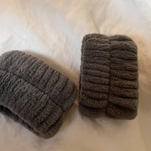 gråa ansiktsrengörings armband - supermjuka typ armband som man sätter runt handlederna när man ska rengöra ansiktet,så att inte vattnet rinner ner på hela tröjan!🩶