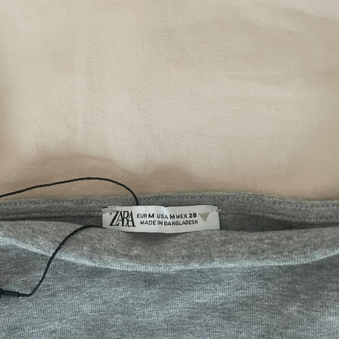 Grå tight klänning från Zara - 2