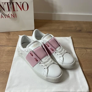 Valentino Garavani Open sneakers vit/rosa - Snygga Valentino Garavani Open sneakers i khakigrön. Storlek 38 sitter 38, skick 10/10 ej använda. Tillbehör/OG Låda, Påse och dustbag.  NYPRIS 7’200kr