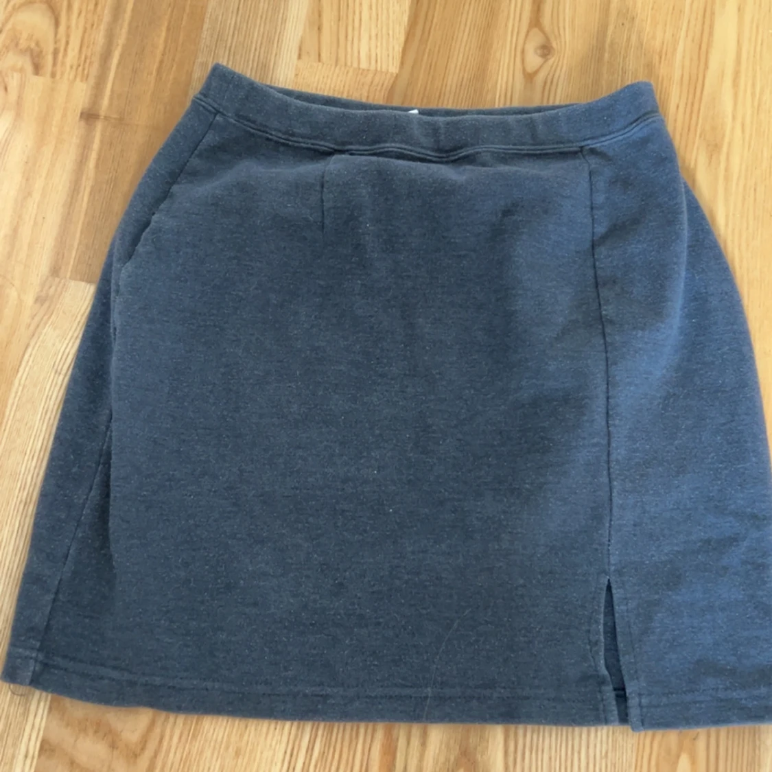 Mörkgrå kort kjol med slits - 3