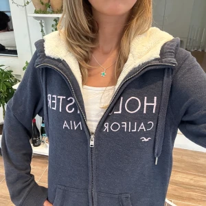 Hollister zip med foder - En zip med foder i storlek M från Hollister. Den är bedömd att vara i mycket fint skick. Jag skickar den 12 augusti. Se liknande zip i min profil! E92