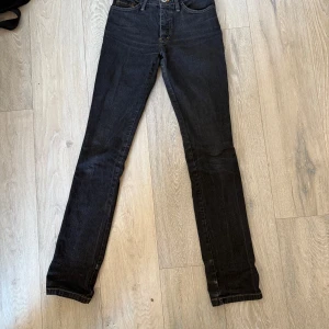 Svarta skinny jeans från Gossip - Snygga svarta skinny jeans från Gossip med klassisk femficksdesign och coola broderade detaljer på bakfickorna. Jeansen har hög midja och är tillverkade i stretchig denim för en bekväm passform. 