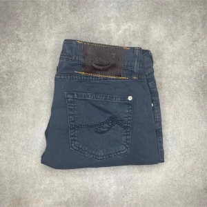 HELT NYA Jacob Cohen 711 jeans - Riktigt feta Jacob Cohen 711 jeans. Storlek: W30. Skick 10/10 (helt nya). Midja ~38 cm~ Längd: 89 cm. Nypris 7000 kr. Tveka inte på att höra av er vid funderingar 😃